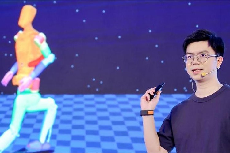天才少年稚晖君智元机器人走路进??！AI模型做大脑，目标售价20万以内